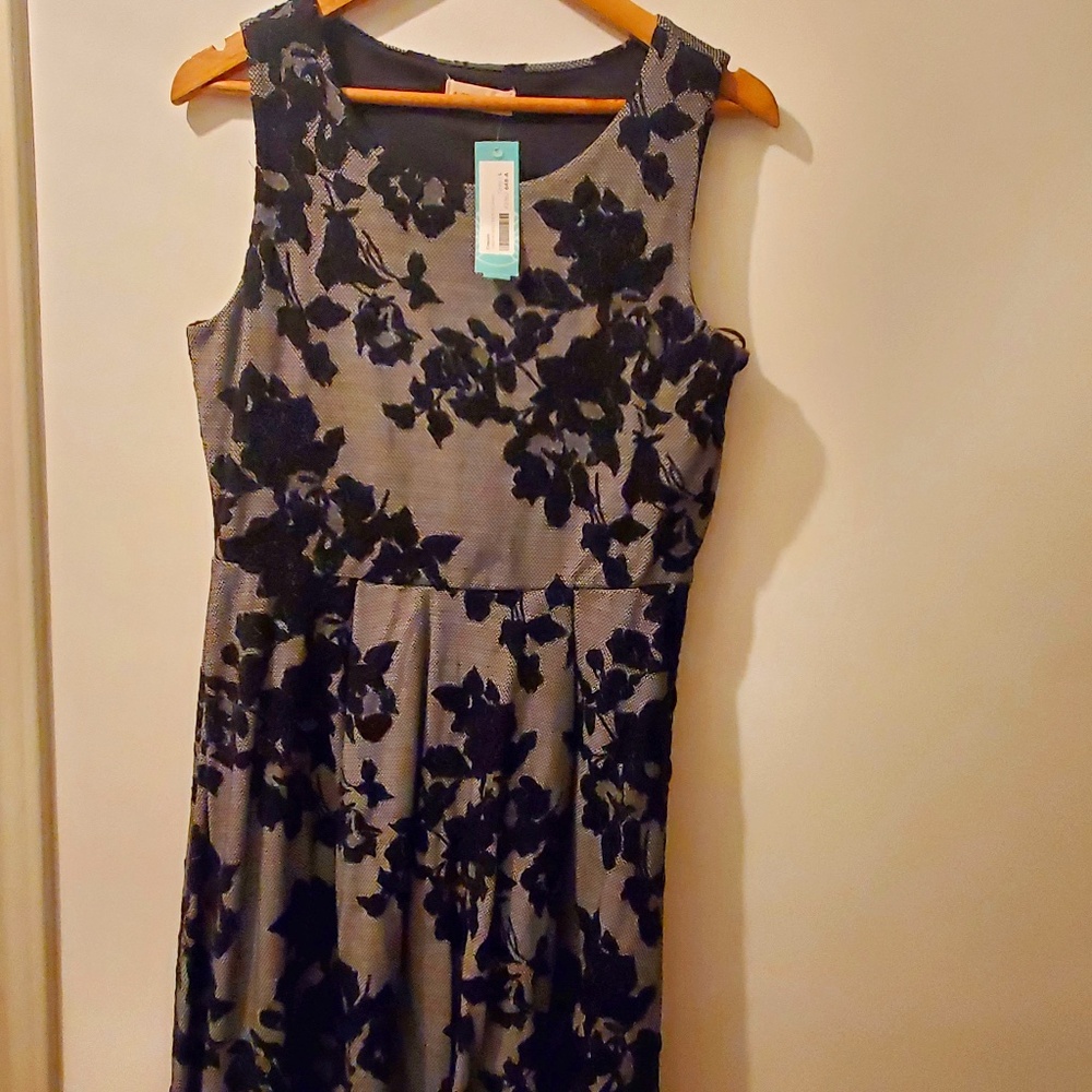 Crescent, size L, grey with black texture knit flowers
